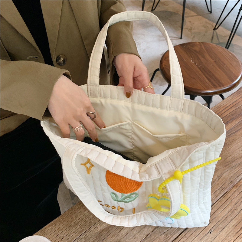 112291 Fresh and delicate quilted embroidered tote bag, a canvas bag for female students' classes, a simple and artistic shopping bag undefined