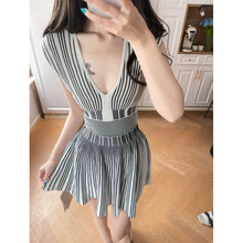 正确版气质高级感黑白撞色渐变条纹V领收腰显瘦弹力针织连衣裙