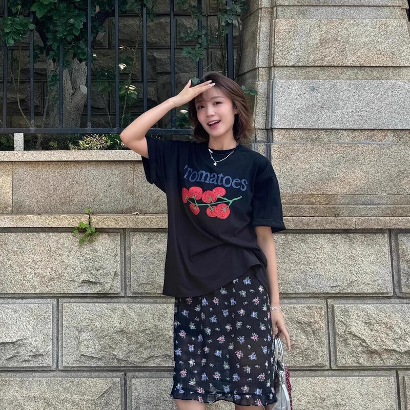 South Korea's Dongdaemun 2025 New Summer Choi Casual Versatile Round Neck Tomato Letter Printed Short-Sleeved T-Shirt for Women South Korea's Dongdaemun 2025 New Summer Choi Casual Versatile Round Neck Tomato Letter Printed Short-Sleeved T-Shirt for Women