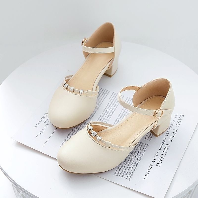 Pequeñas sandalias frescas de cabeza de paquete de primavera y verano 2026 nuevo estilo de hebilla, tacones redondos, cómodos zapatos de tacones altos, dulces zapatos de mujer