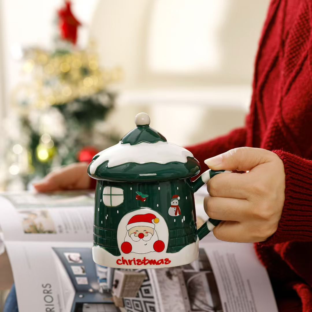 Casa de Navidad de dibujos animados creativos de viejos tazas de cerámica regalo de acompañante lindo taza de agua con tapa taza de alto valor de cara taza transfronteriza