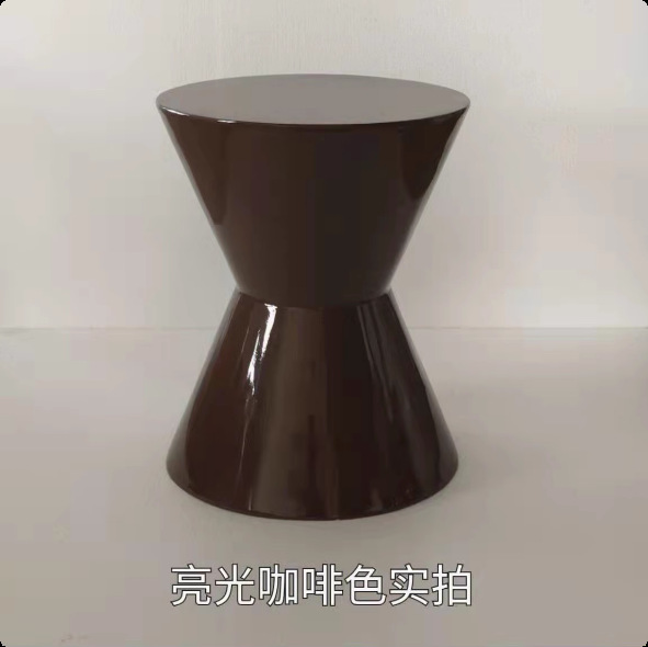 Decoración de la sala de estar nórdica, sofá, esquinas de diseño, mesa de té, taburetes casuales en línea