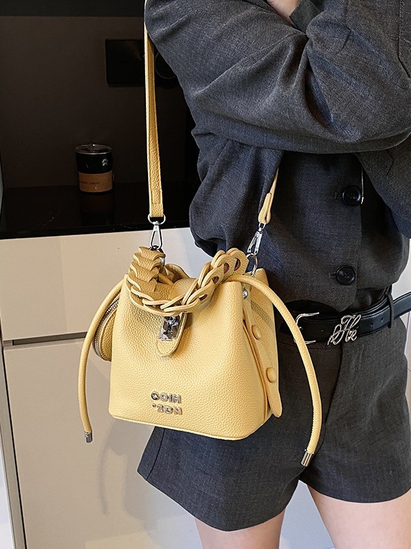 Bolso de mujer 2025 nuevo bolso de mensajero de hombro con patrón de lichi de alta calidad bolso de cubo portátil de moda casual de todo fósforo