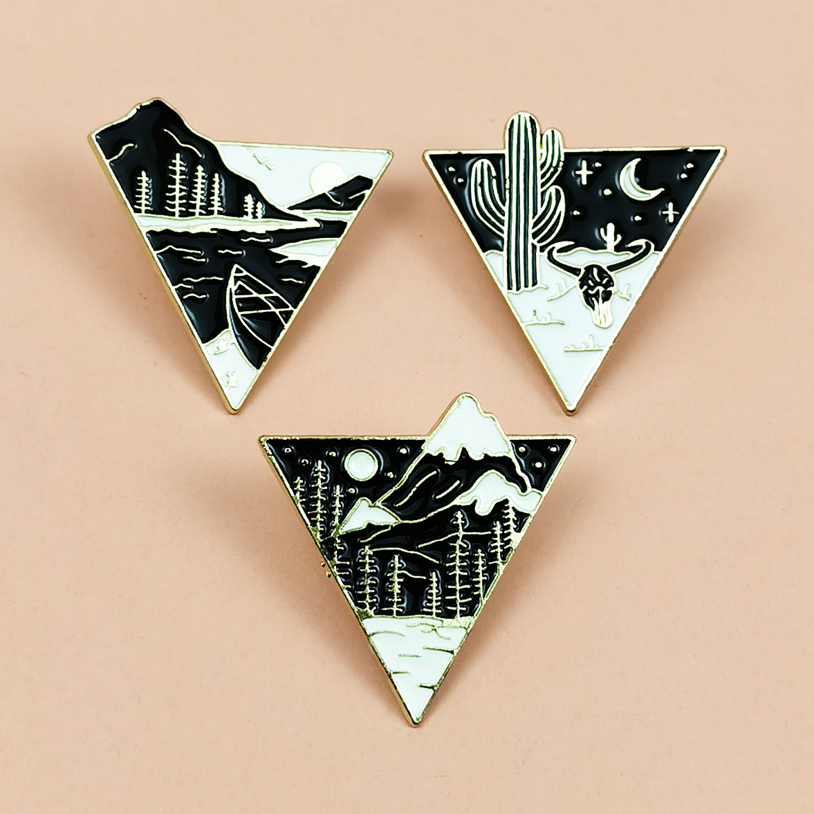 Creativo Xingyue Mountain River Plant Broche Triángulo Geometría Aleación Pin decorativo Medalla Accesorios de vestir Punto transfronterizo