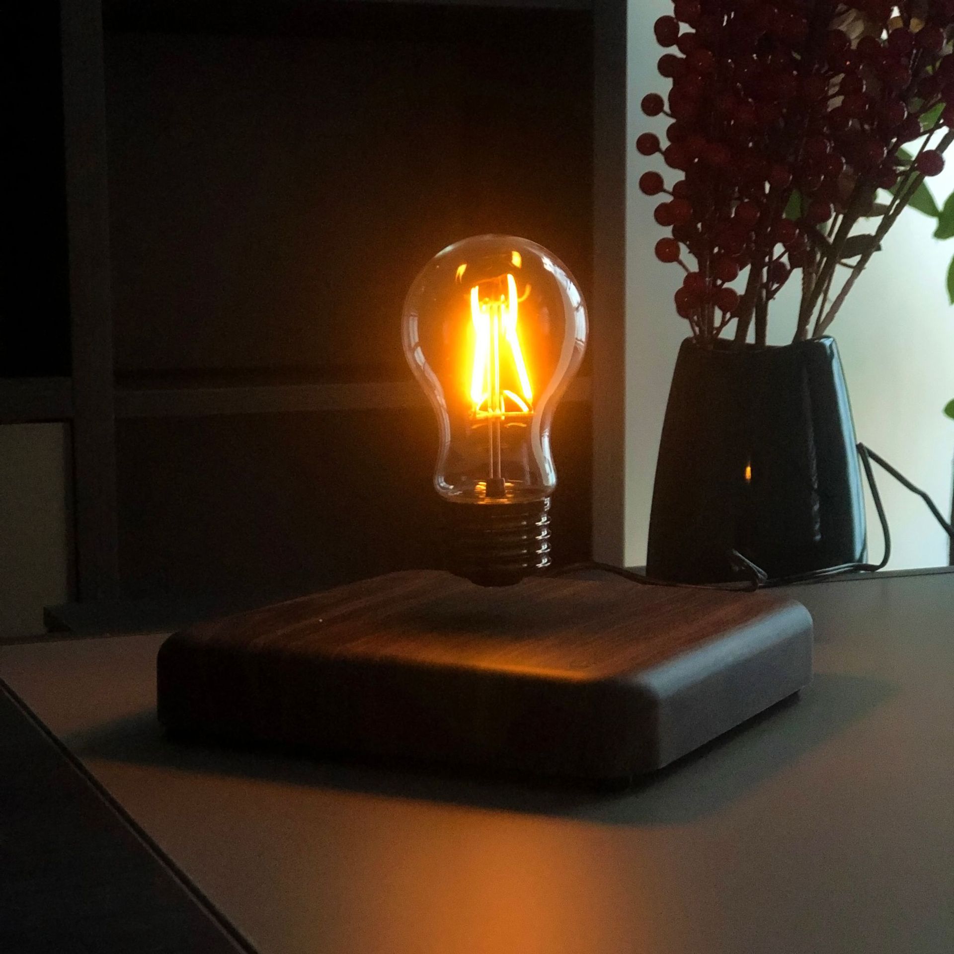 Lámpara de bombilla de suspensión magnética tecnología creativa regalo de negocios ins Internet celebridad noche luz lámpara de mesa hogar sala de estar Luz de lujo