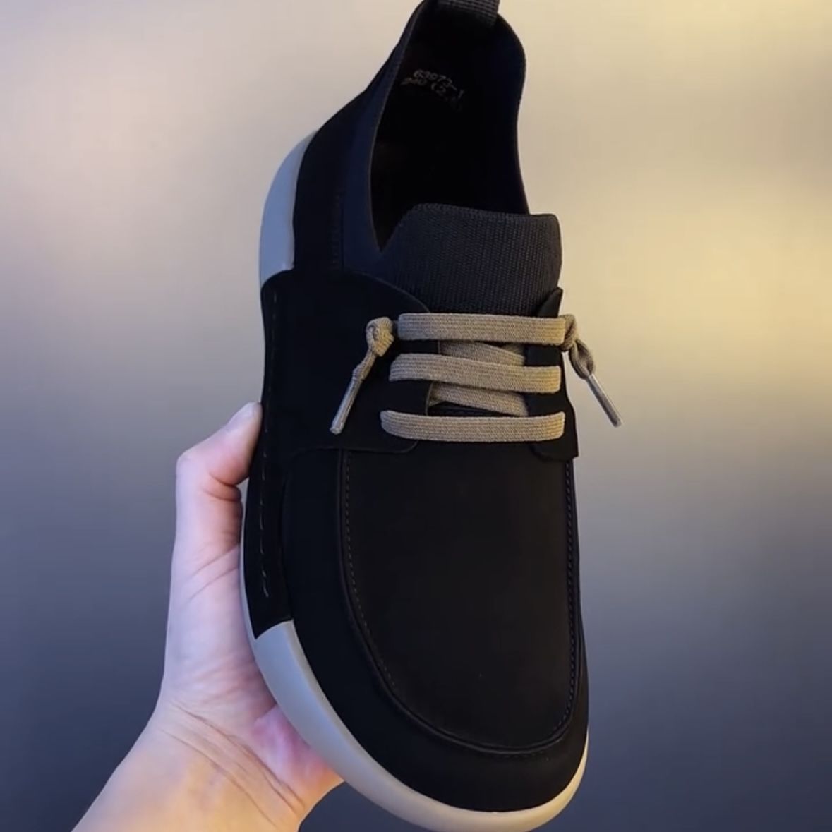 Zapatos de hombre de cuero suave primavera nuevo estilo ligero y versátil transpirable zapatos de cuero pequeños cómodos zapatos planos casuales de negocios al por mayor