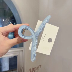 ゼリー色の大きいサイズの髪をつかみます。女性の気質のアクリルクリップの髪の量が多いです。