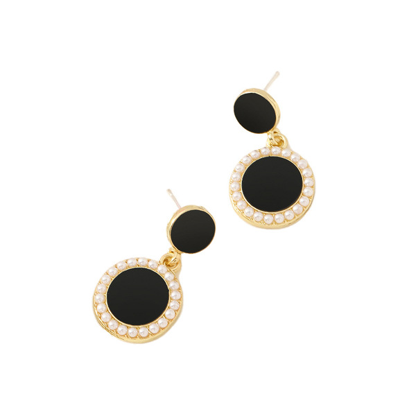 Black retro elegant earrings from pearl
