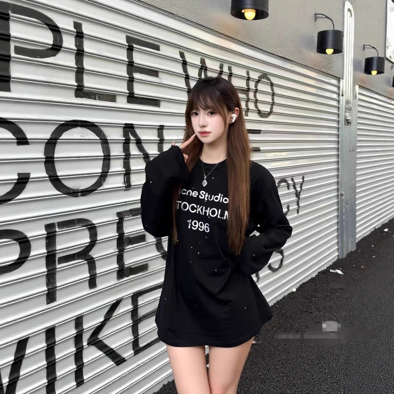 New Style Rhinestone Long-Sleeve T-Shirt with Silver Lettering, Loose Fit, Sun-Protective Inner Wear for Men and Women New Style Rhinestone Long-Sleeve T-Shirt with Silver Lettering, Loose Fit, Sun-Protective Inner Wear for Men and Women