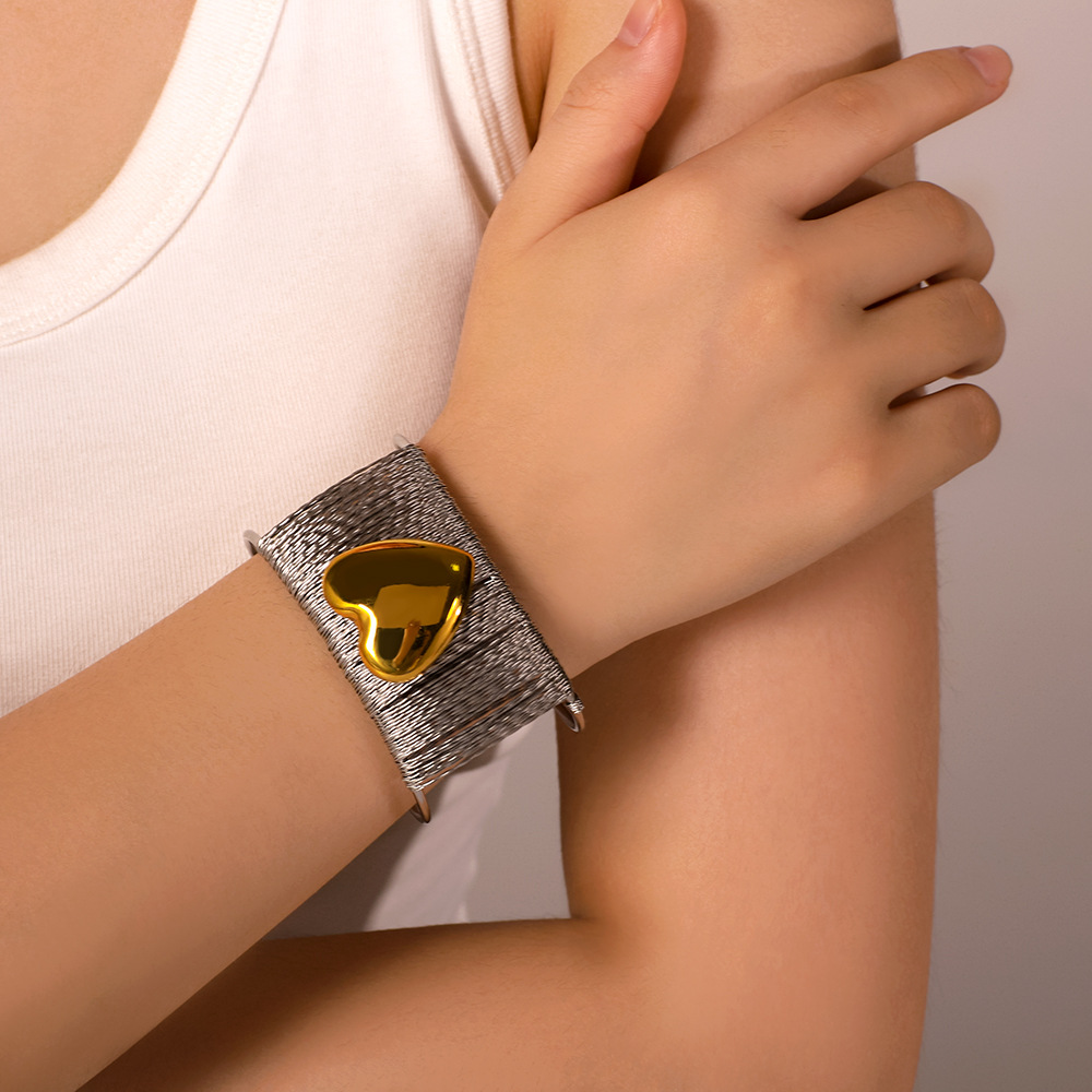 27g Weight PVD Coated Gold Plating Process Retro Simple Style Heart Shape 304 Stainless Steel Bangle In Bulk