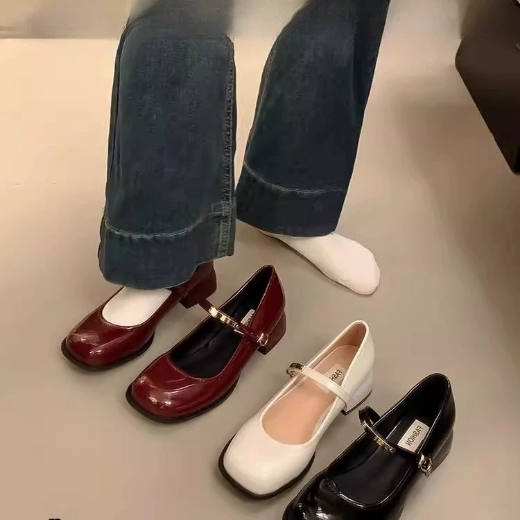 Женские кожаные туфли-мэри-джейн, красные, простые, на толстом каблуке, французский стиль, весна-осень 2025, ретро, с юбкой.