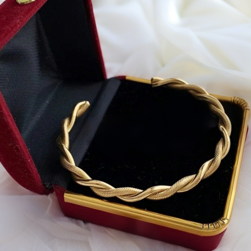 Red de celebridades con el mismo estilo de pulsera de apertura de giro de oro de arena, pulsera de apertura en forma de C chapada en oro retorcido de acero inoxidable, joyería al por mayor