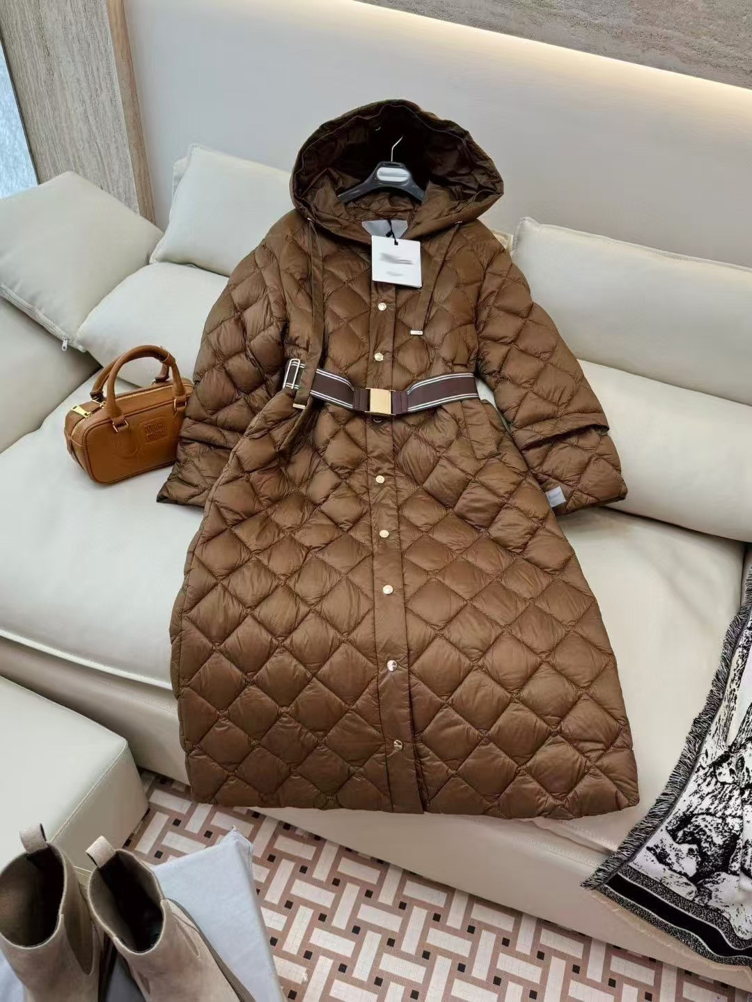 모피 칼라가 없는 브라운 색상