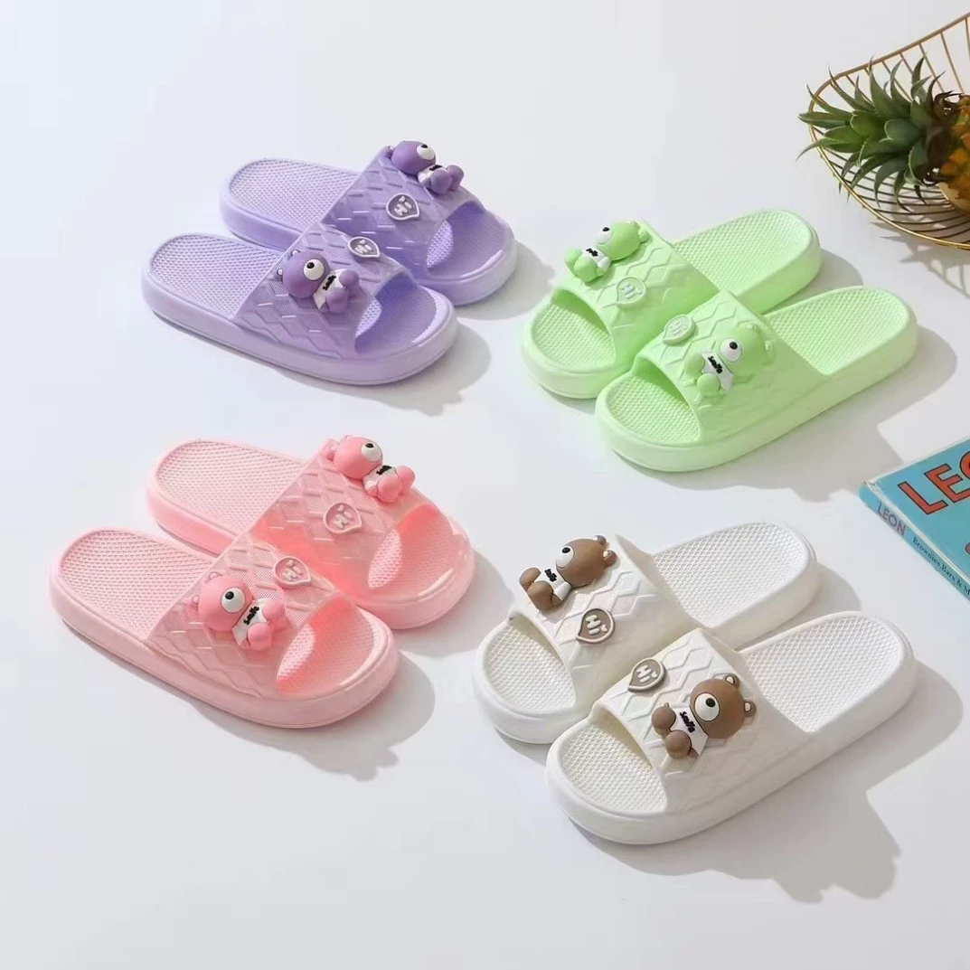 Заводская цена поставка лето 2024 новые женские тапочки модный мультяшный медведь домашний интерьер противоскользящие женские тапочки оптом