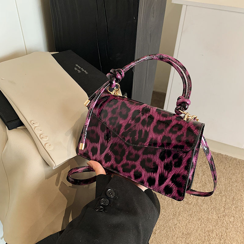 Bolso de mujer 2025 primavera nueva moda europea y americana leopardo mochila de moda brillante temperamento de una caja de hombro bolsa de moda