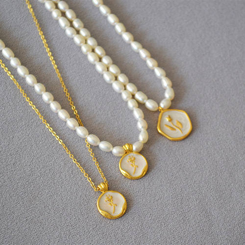 French elegant pearlescent white enamel vintage rose gold coin pendant freshwater pearl short necklace clavicle chain