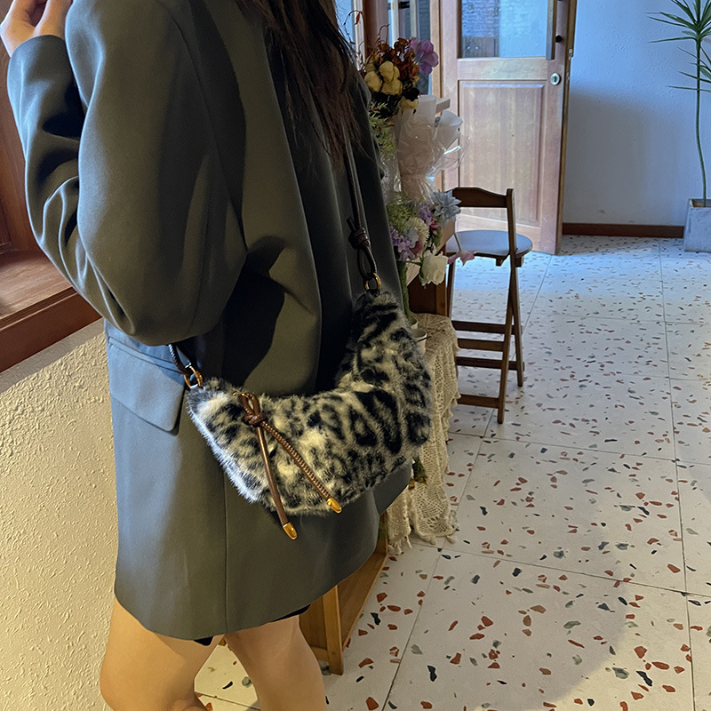 Bolsa de moda transfronteriza de lana estampada debajo de la axila para mujeres otoño / invierno 2025 nueva moda bolso de corn de toro simple bolso de hombro