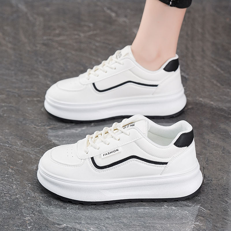 Pequeños zapatos blancos de otoño para mujeres nuevas suelas gruesas coreanas de alta moda zapatos de mujer deportivos casuales zapatos de skate de moda