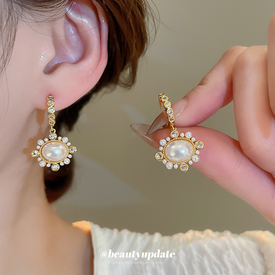 Pendientes de perlas ovaladas de circón de galvanoplastia de oro real de 18 quilates estilo palacio retro pendientes exquisitos diseño sentido de nicho