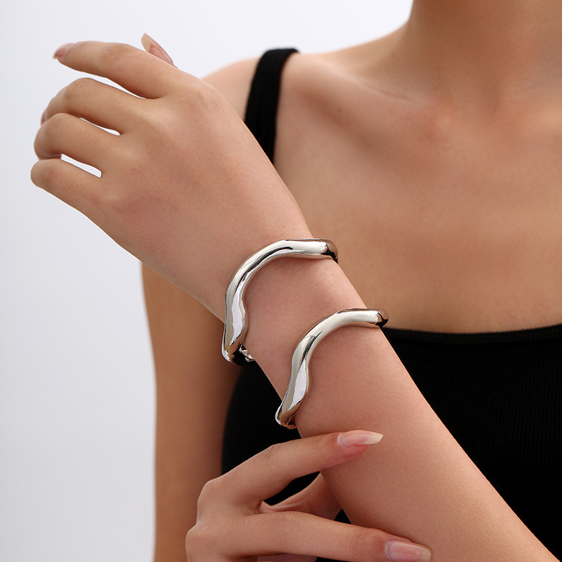 Joyería popular transfronteriza europea y americana, simple y moderna, pulsera de metal hueca de borde ancho, única y llamativa.