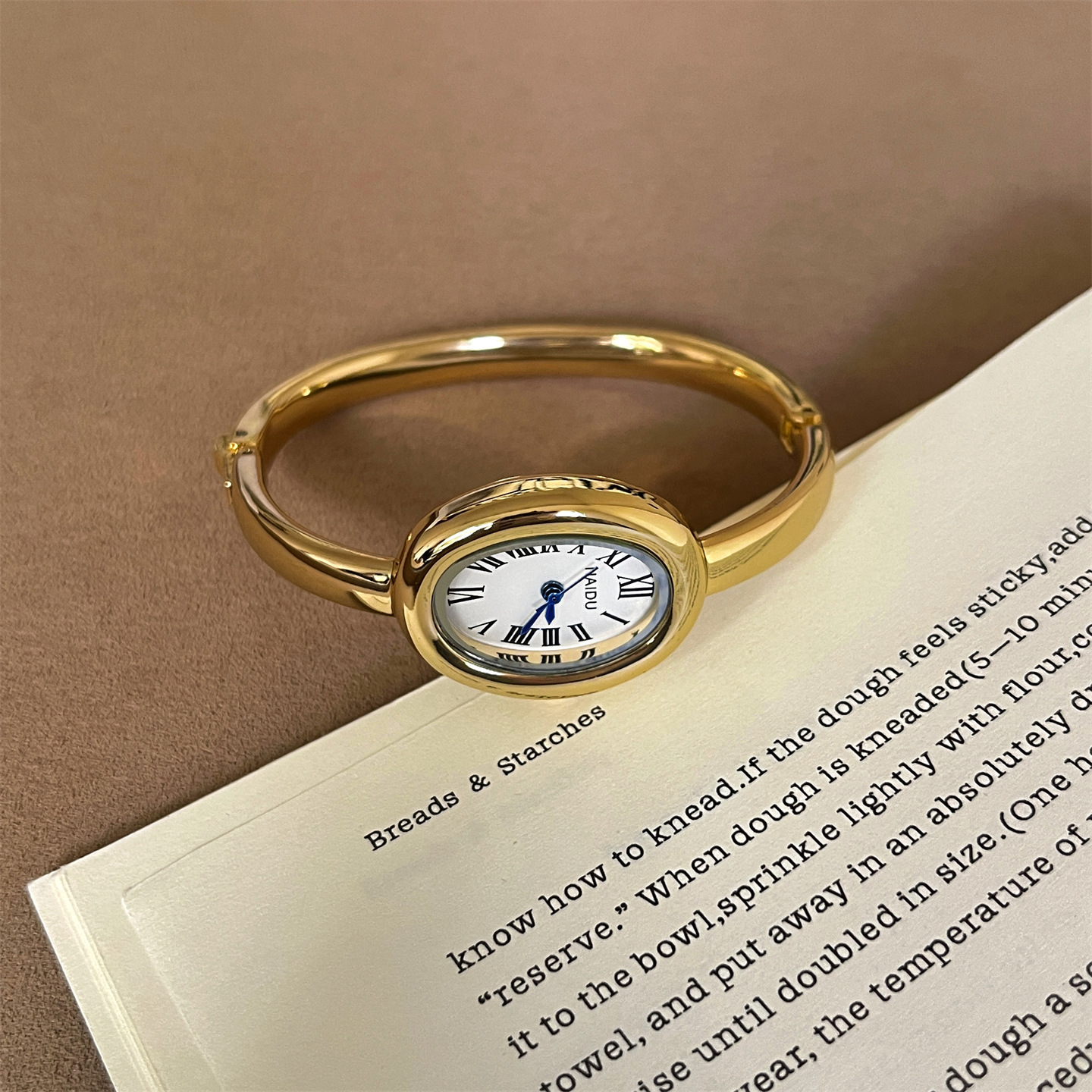 Relógio de quartzo oval vintage cor de ouro mulher acessório_voghion.com