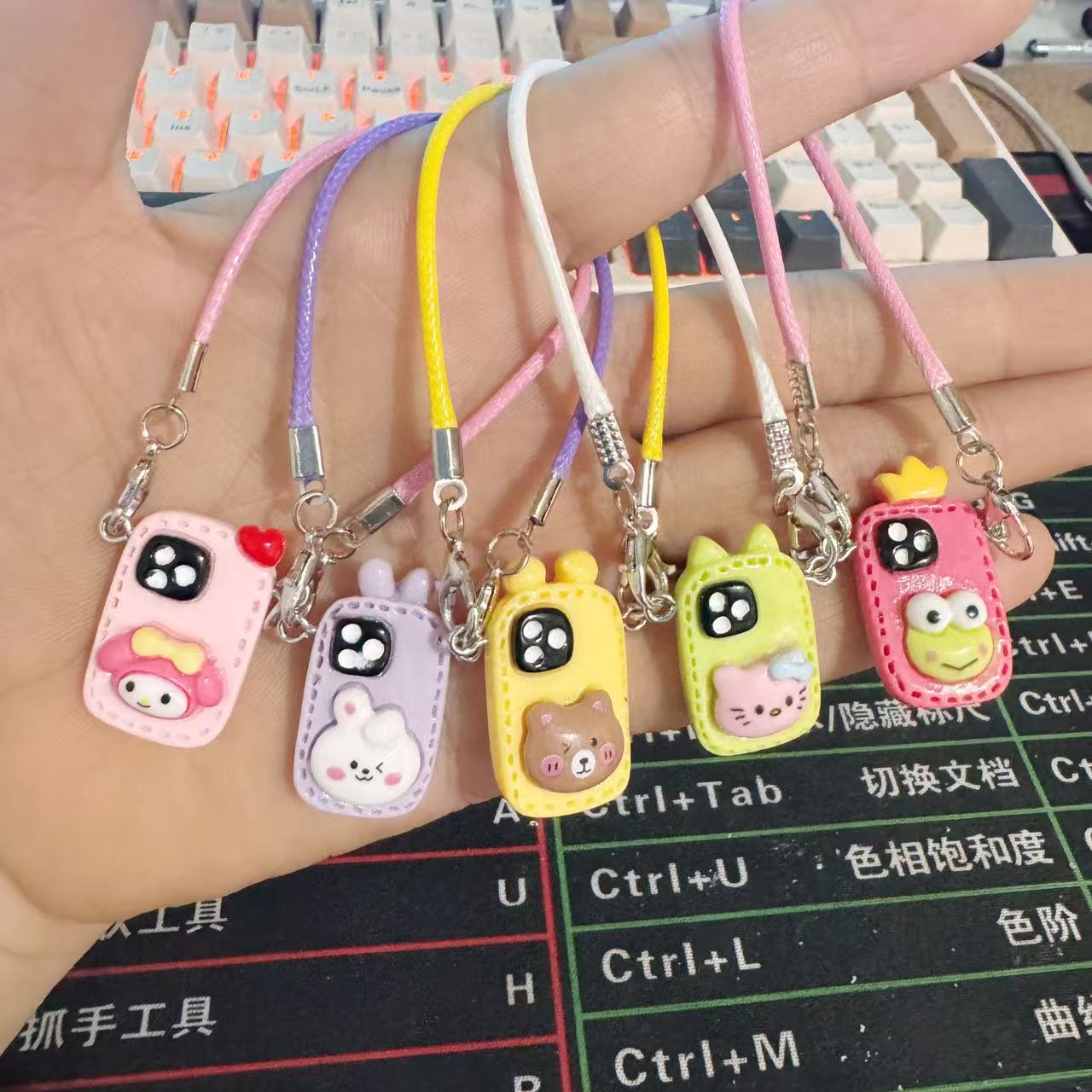 娃娃屋dollhouse迷你挂件三丽鸥卡通迷你小手机小熊挂脖配饰公仔