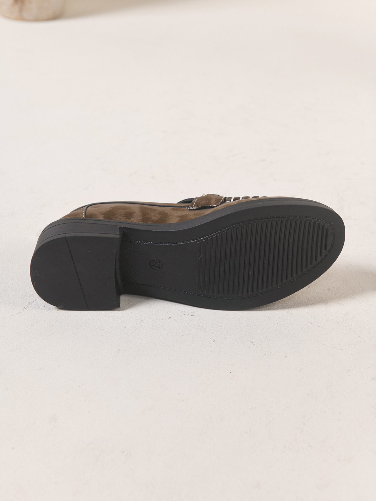 Dames loafers met metalen ketting en luipaardprint_voghion.com