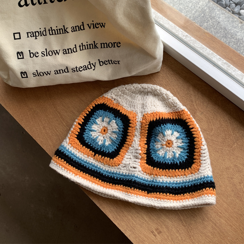 Sombrero de punto de flores hechas a mano de nicho japonés, ganchillo hueco para mostrar la cara pequeña, color de contraste dulce, sombrero de maceta universal