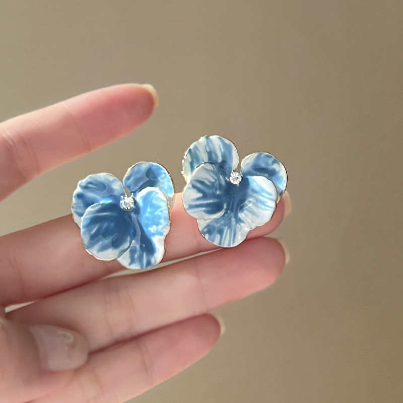 Aguja de plata, niebla de agua, iris, flores azules, pendientes pequeños, frescos, de alta gama, temperamento de moda, nuevos pendientes, mujeres al por mayor