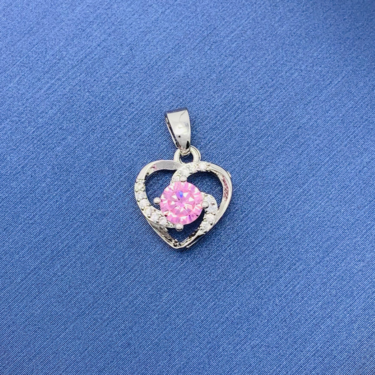 百種類のペンダントは心のままにファッションの経典を配合します。カップルの美しいペンダントは親友のアクセサリーを送ります。