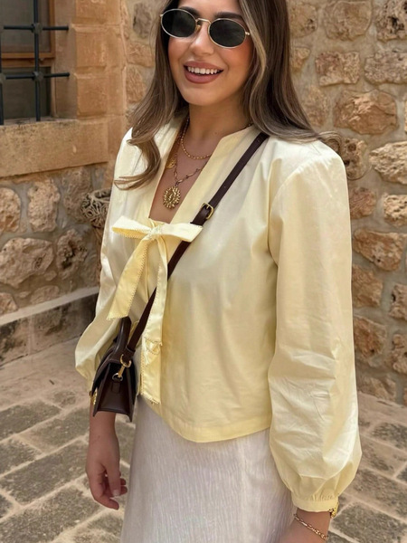 summer shirt for leisure with bow with a round collar