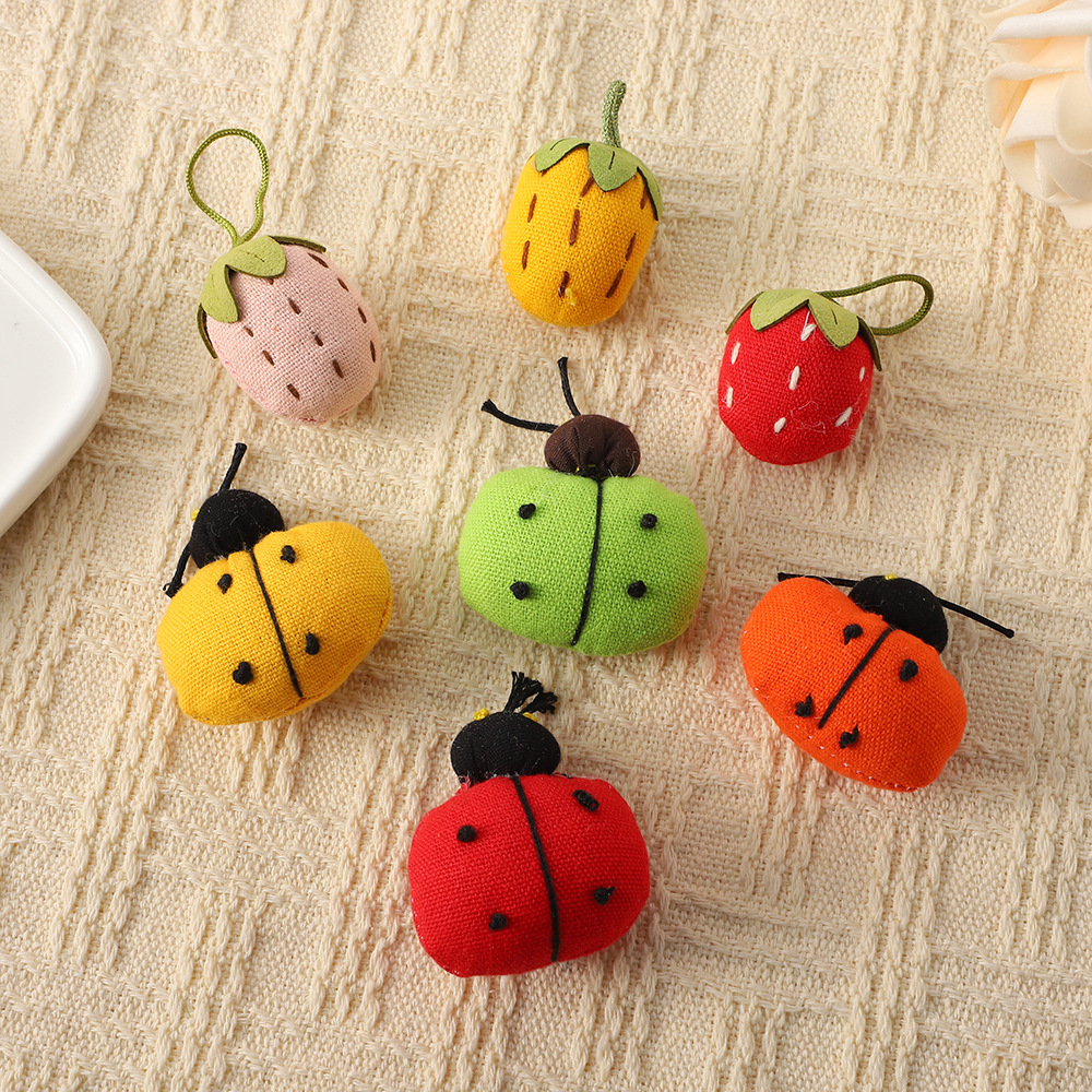 手工针织充棉饰品配件 毛绒甲壳虫草莓服饰配件 新款针织箱包挂饰