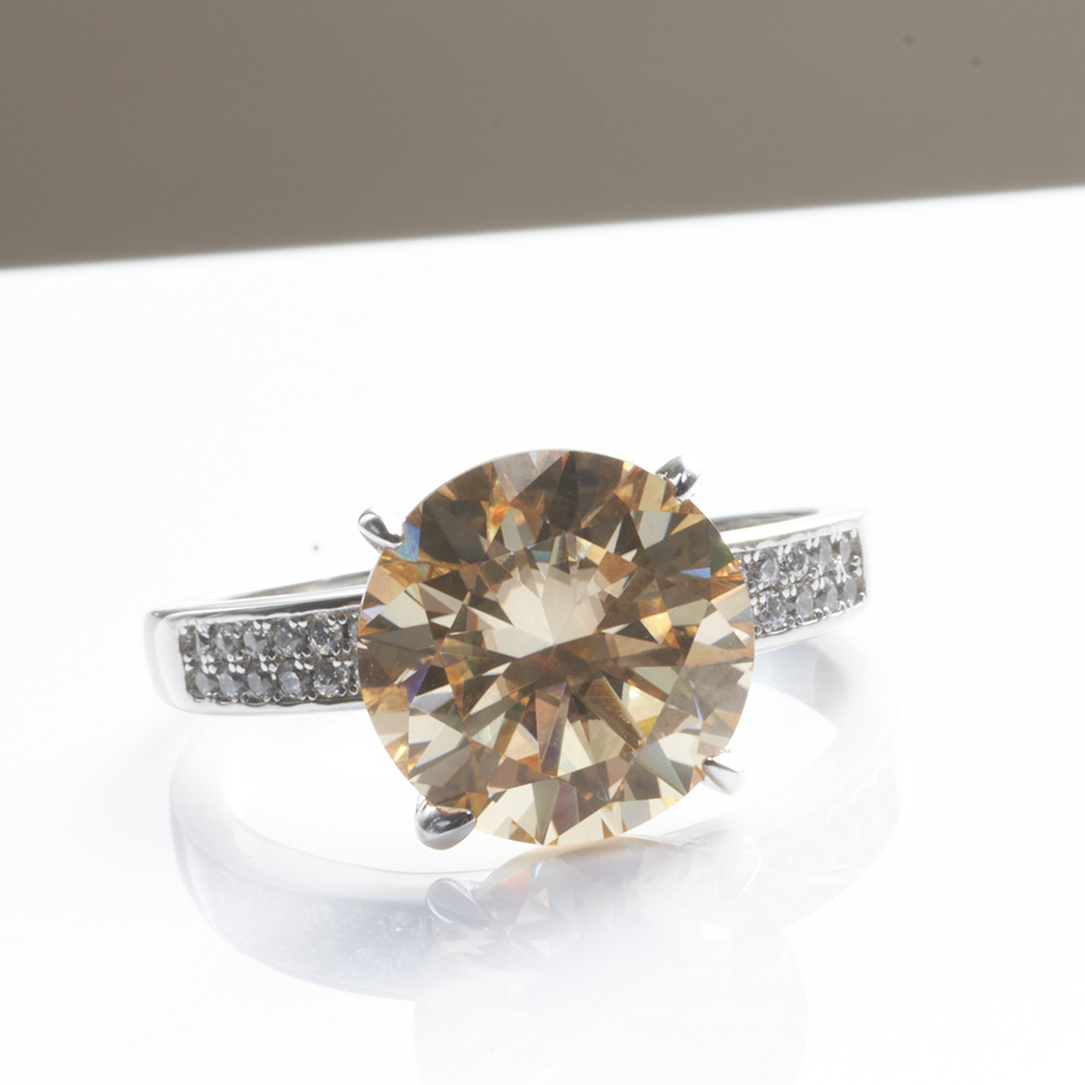 Gran quilate redondo de corte transfronterizo de cinco quilates de color primario anillo de diamante de piedra de moissanita