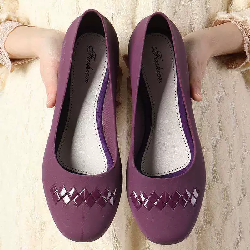 Водонепроницаемые непромокаемые непромокаемые туфли с низким верхом, увеличивающие рост, весенне-осенние уличные нескользящие непромокаемые туфли для женщин, летние одинарные туфли, резиновые туфли, модные туфли без шнуровки из неглубокого пластика для кухни.