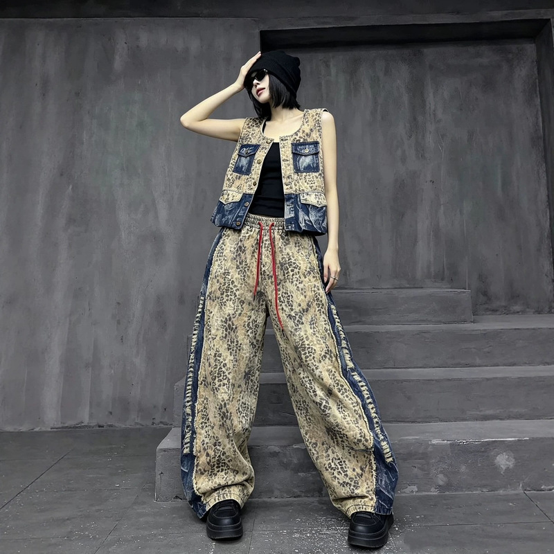 Distressed washed leopard print denim two-piece set with unique frayed edges, contrasting color vest and wide-leg pants, trendy and cool women's clothing, cross-border supply Distressed washed leopard print denim two-piece set with unique frayed edges, contrasting color vest and wide-leg pants, trendy and cool women's clothing, cross-border supply