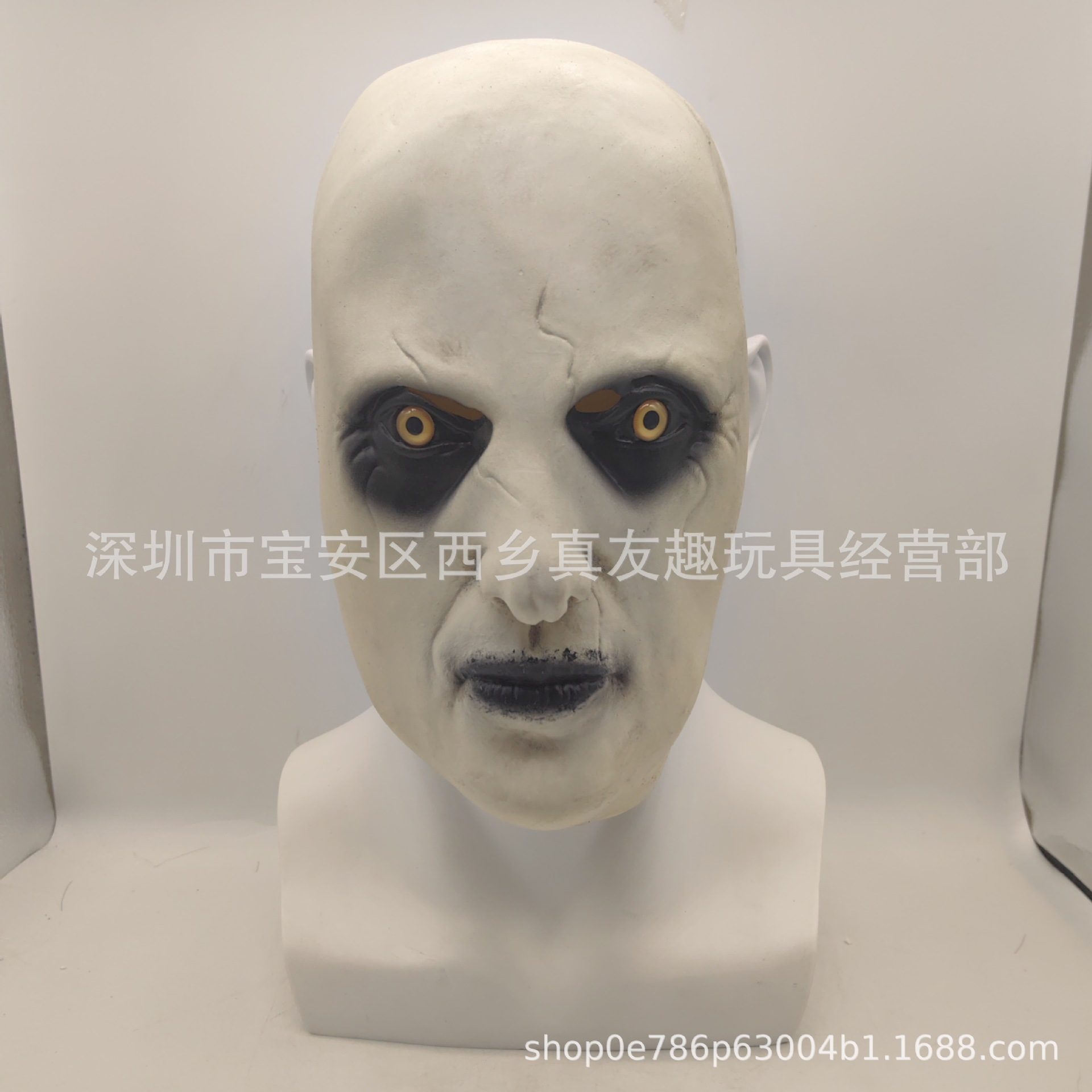 닫힌 입 노란 얼굴 수녀 얼굴