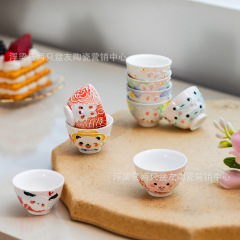 アオイの手は陶磁器のティーセットのコップを作ります。