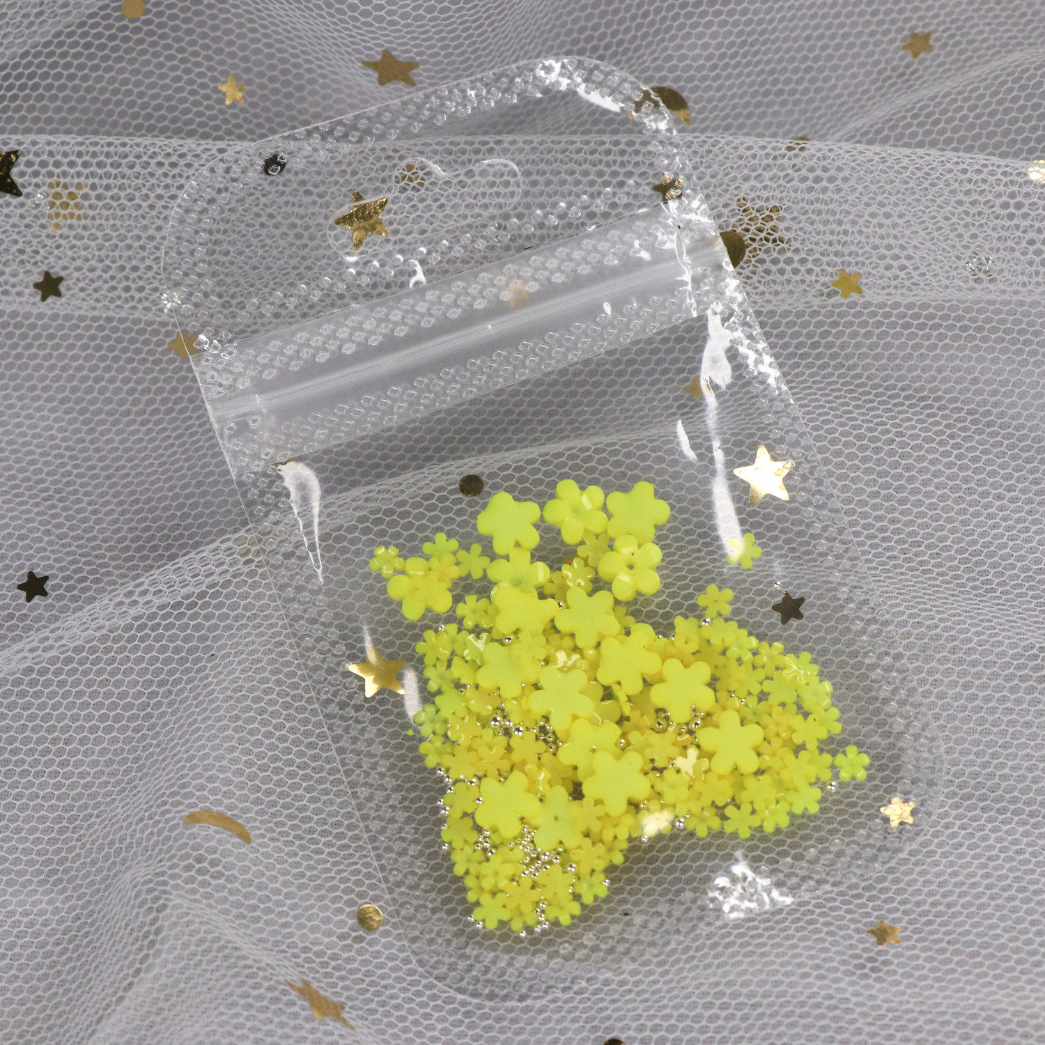 Blanco flor pequeña joyería de uñas de resina tridimensional de cinco pétalos tamaño de la flor mezclada con oro y plata cuentas de acero