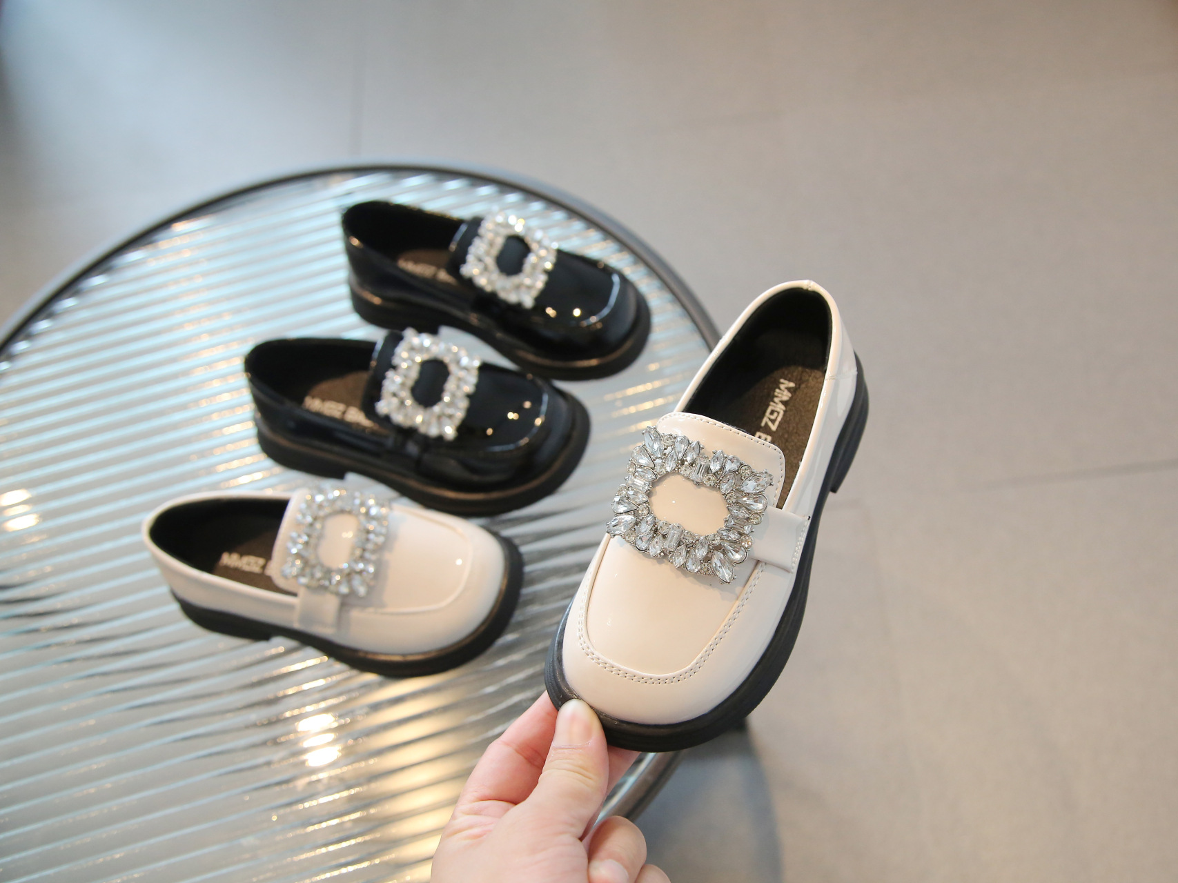 Versione coreana di mocassini con grandi diamanti e fibbia quadrata, scarpe di pelle nera, scarpa singola da ragazza,_voghion.com