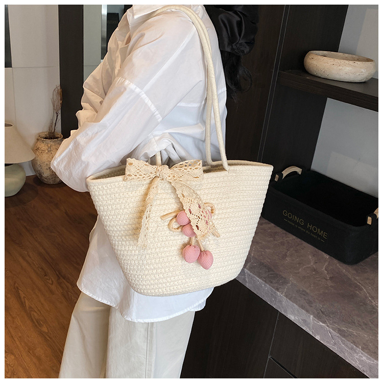 베이지 + 핑크색 매달린 꽃 + 리본