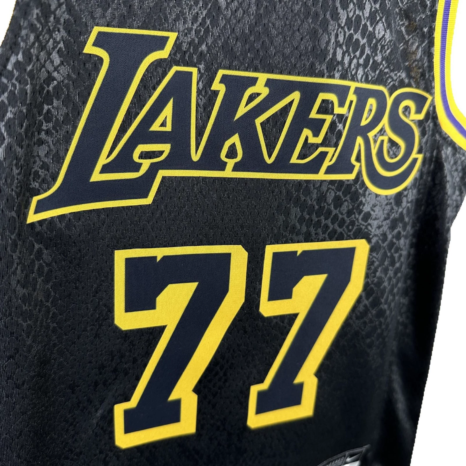 Детская и молодежная одежда. Футболка НБА Lakers Snake Pattern № 77 Дончич № 8 24 Коби № 6 23 Джеймс