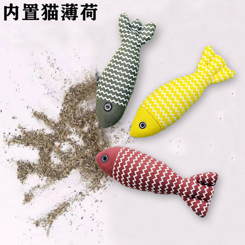 猫のおもちゃは猫の麻布の魚をからかいます。|undefined