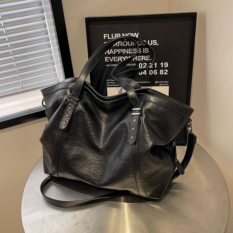 Retro capacious shoulder bag