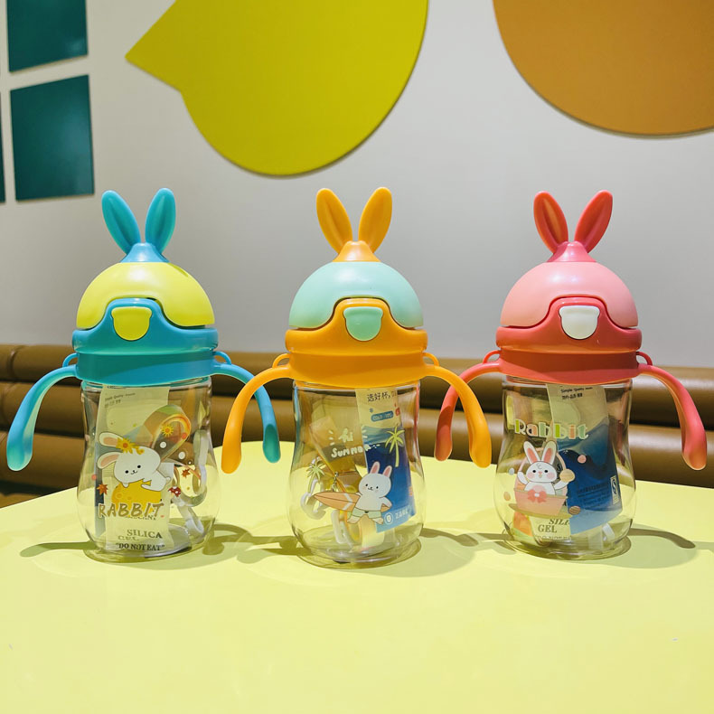 Fábrica al por mayor de los niños taza de paja PC de plástico taza de agua jardín de infantes bebé agua potable con mango taza de beber bebé