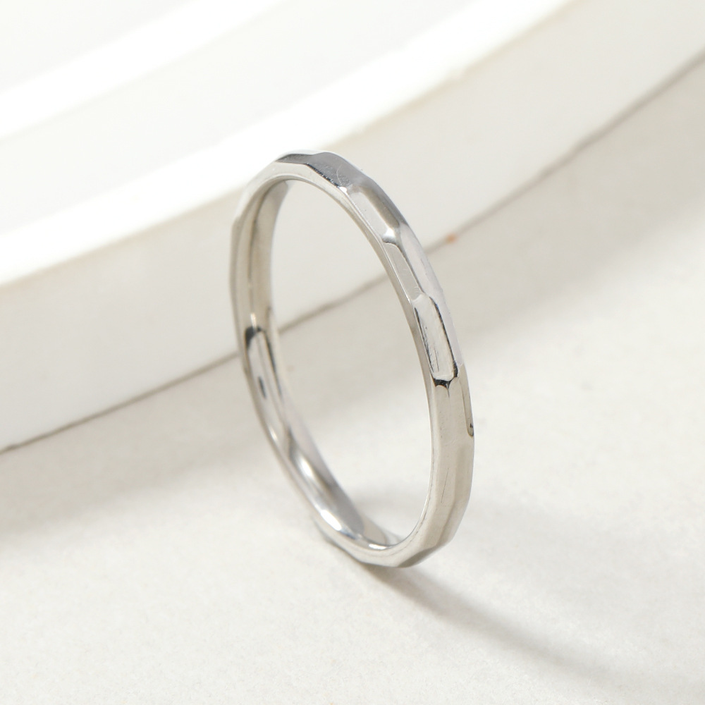 Venta caliente transfronteriza anillo de acero de titanio simple 2mm multi-superficie diamante anillo liso par 18K anillo de oro fábrica de joyería de acero inoxidable