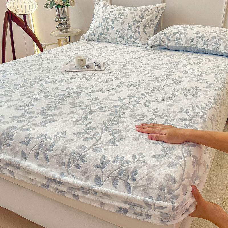 Cama de camisa de leche gruesa una sola pieza de colchón de invierno cubierta protectora de franela de coral cubierta de cama de camisa de tres piezas de otoño y invierno