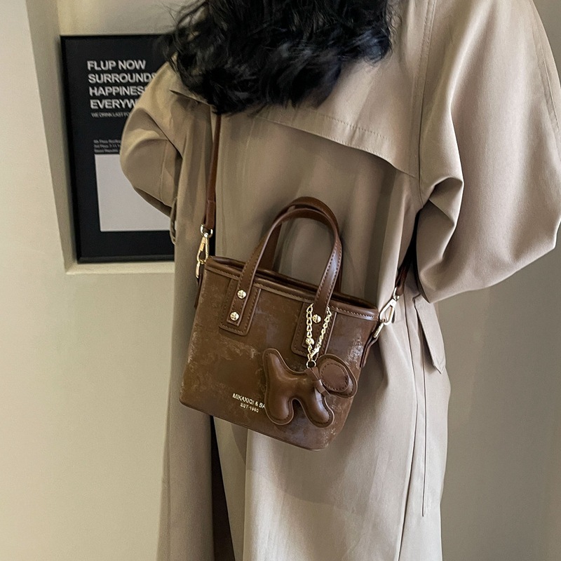 2024 Bu Yıl Yeni Popüler Küçük Çanta Kadın Modası Çok Yönlü Tek Omuzlu Çapraz Çanta Retro Küçük Elde Taşınabilir Kova Çanta_voghion.com