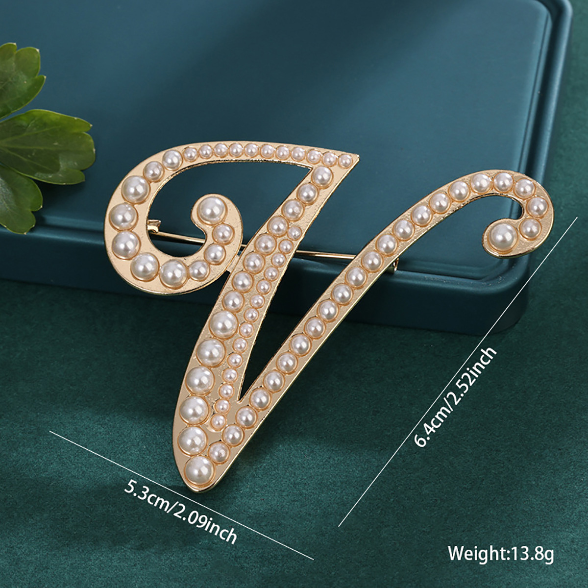 26 broches con letras en inglés de perlas, alfileres para ropa, decoraciones retro transfronterizas europeas y americanas, accesorios antiexposición para cuello