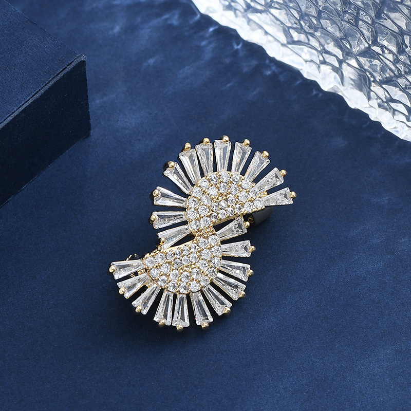 2023 nuevo vestido de diseño de personalidad anti-fuerte de luz broche fijo para mujeres polifacéticas francesas de alto nivel botón de perla