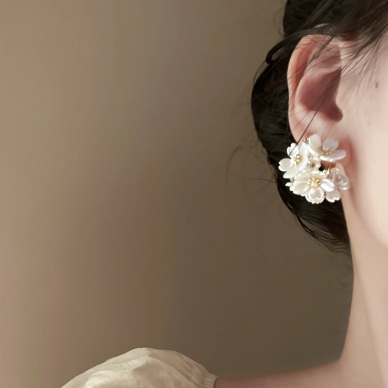 Aguja de plata Pendientes de racimo de flores de perla retro francesa Pendientes de mujer Lujo ligero Pendientes de temperamento elegante Sensación de nicho de alto nivel